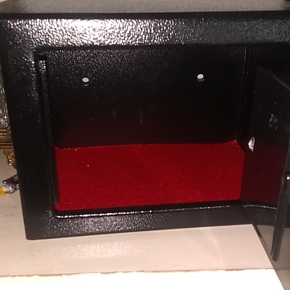 Safe - Picture 2 of 4